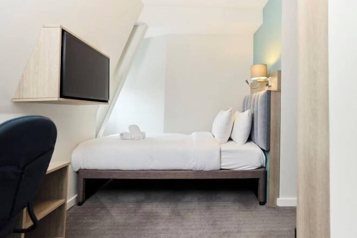 1 bedroom, premium bedding, in-room safe, desk