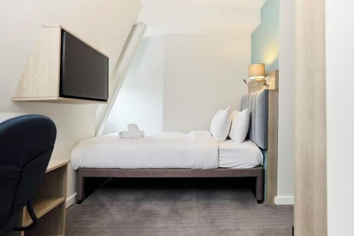 1 bedroom, premium bedding, in-room safe, desk