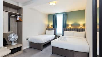 Dreibettzimmer | 1 Schlafzimmer, hochwertige Bettwaren, Zimmersafe, Schreibtisch