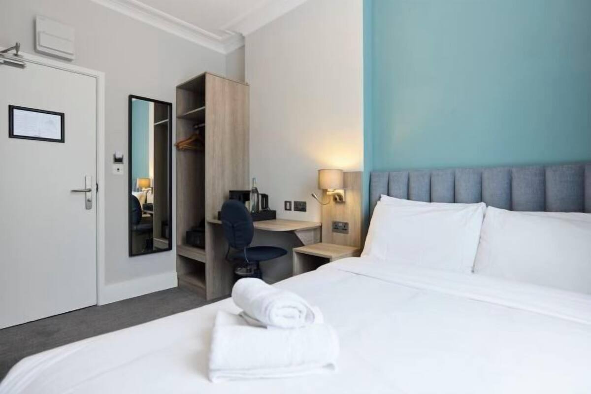 1 bedroom, premium bedding, in-room safe, desk