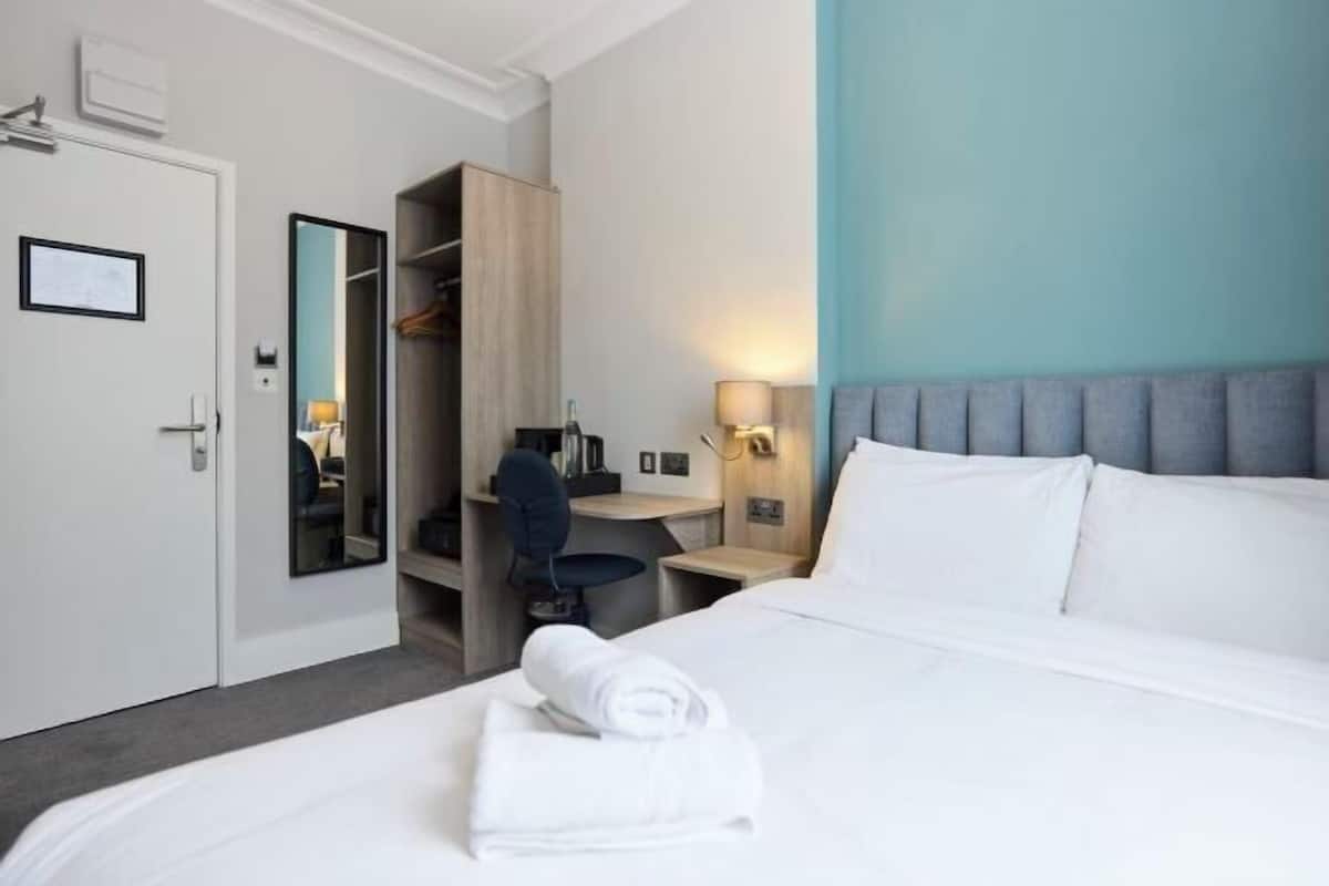 1 bedroom, premium bedding, in-room safe, desk