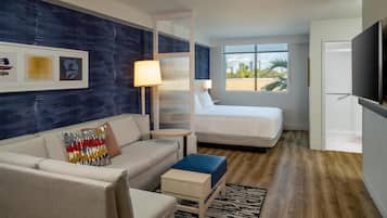 Selimut bulu angsa, brankas, meja kerja, dan tirai kedap cahaya