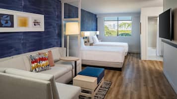 Edredón, caja de seguridad en la habitación y escritorio