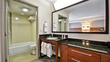 Un baño moderno con bañera, inodoro y lavabo.