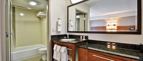 Un baño moderno con bañera, inodoro y lavabo.