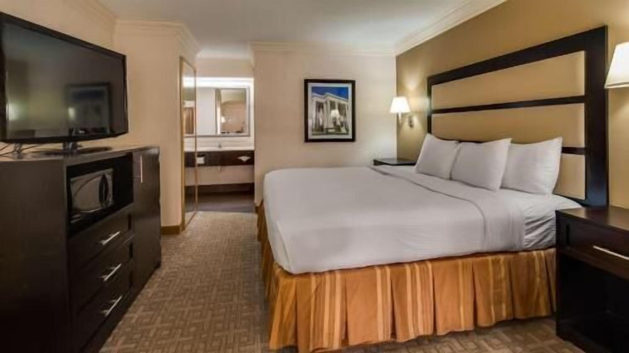 Premium bedding, pillowtop beds, in-room safe, desk