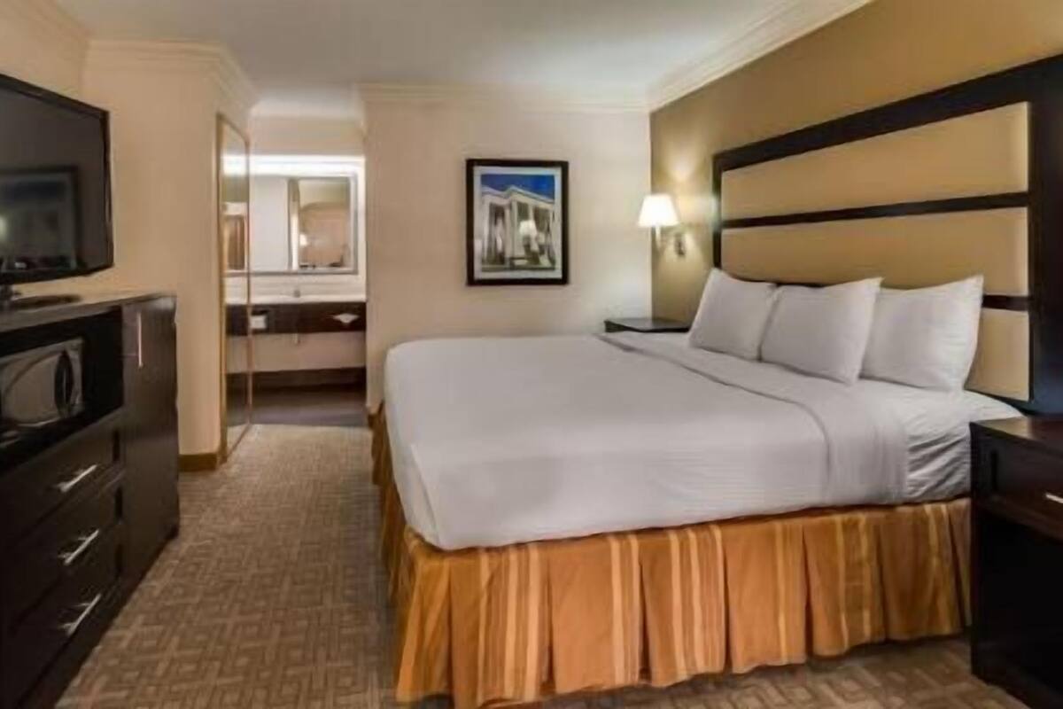 Premium bedding, pillowtop beds, in-room safe, desk