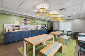 Free daily continental breakfast - Spark by Hilton Waynesboro (Waynesboro)
