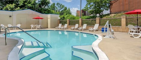 Piscine extérieure (ouverte en saison), parasols de plage