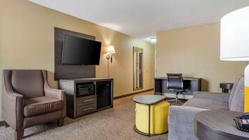 SÀngtillbehör av högsta kvalitet, skrivbord och mörklÀggningsgardiner