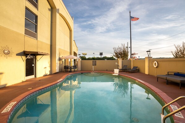 Outdoor pool, sun loungers