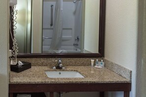 Habitación estándar, 1 cama de matrimonio grande, no fumadores | Baño | Ducha y bañera combinadas y artículos de higiene personal gratuitos