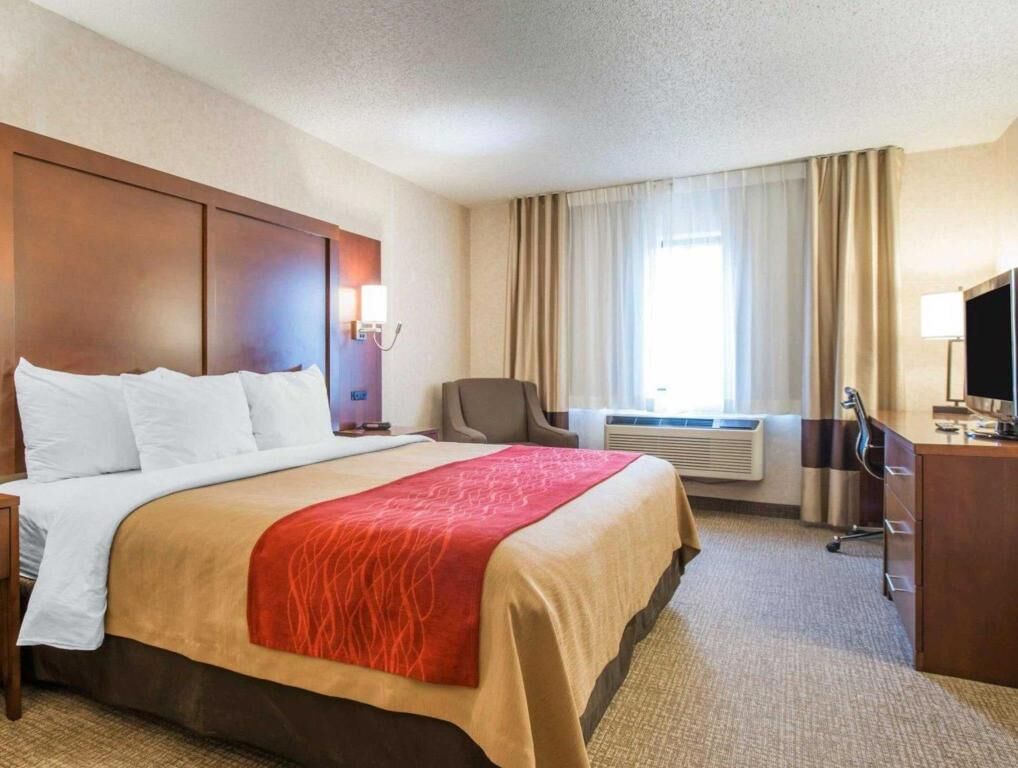 Down comforters, in-room safe, desk, blackout drapes