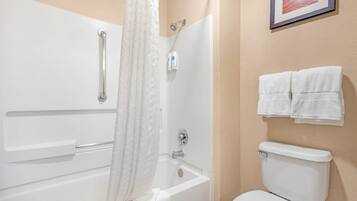 Combined shower/bathtub, free toiletries, hair dryer, towels