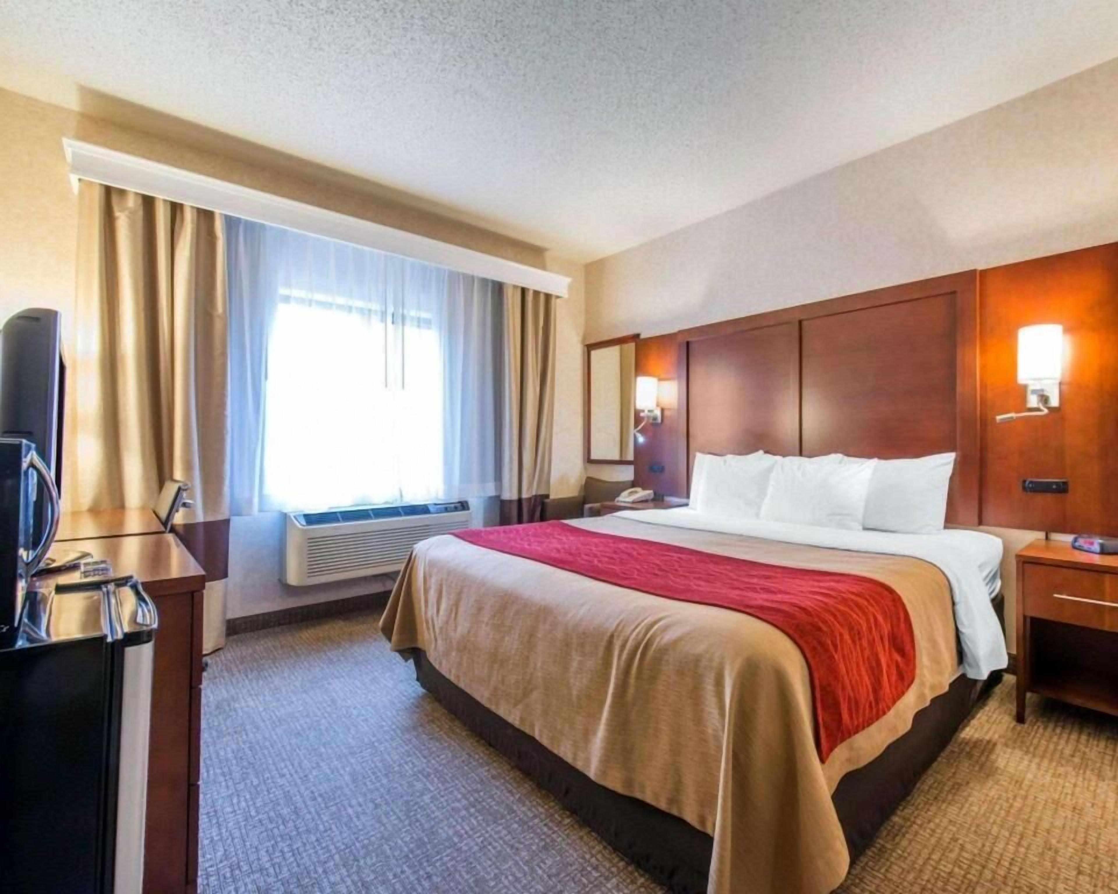 Down comforters, in-room safe, desk, blackout drapes