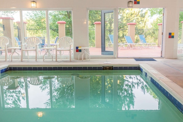 Una piscina cubierta, tumbonas