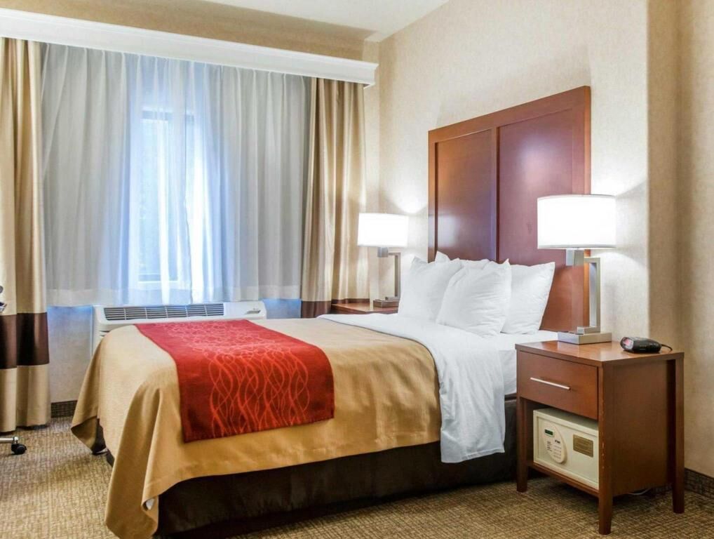 Down comforters, in-room safe, desk, blackout drapes