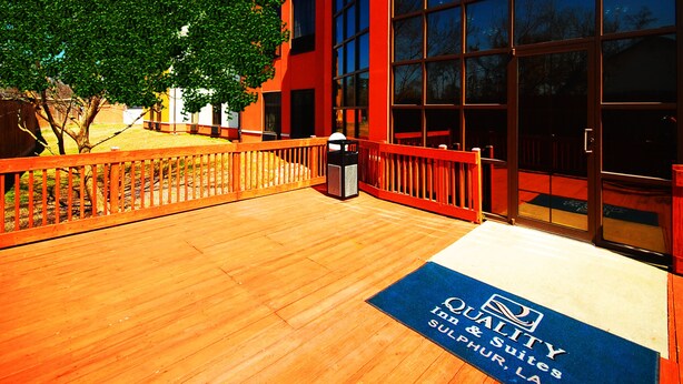 Property entrance - Quality Suites (Sulphur)