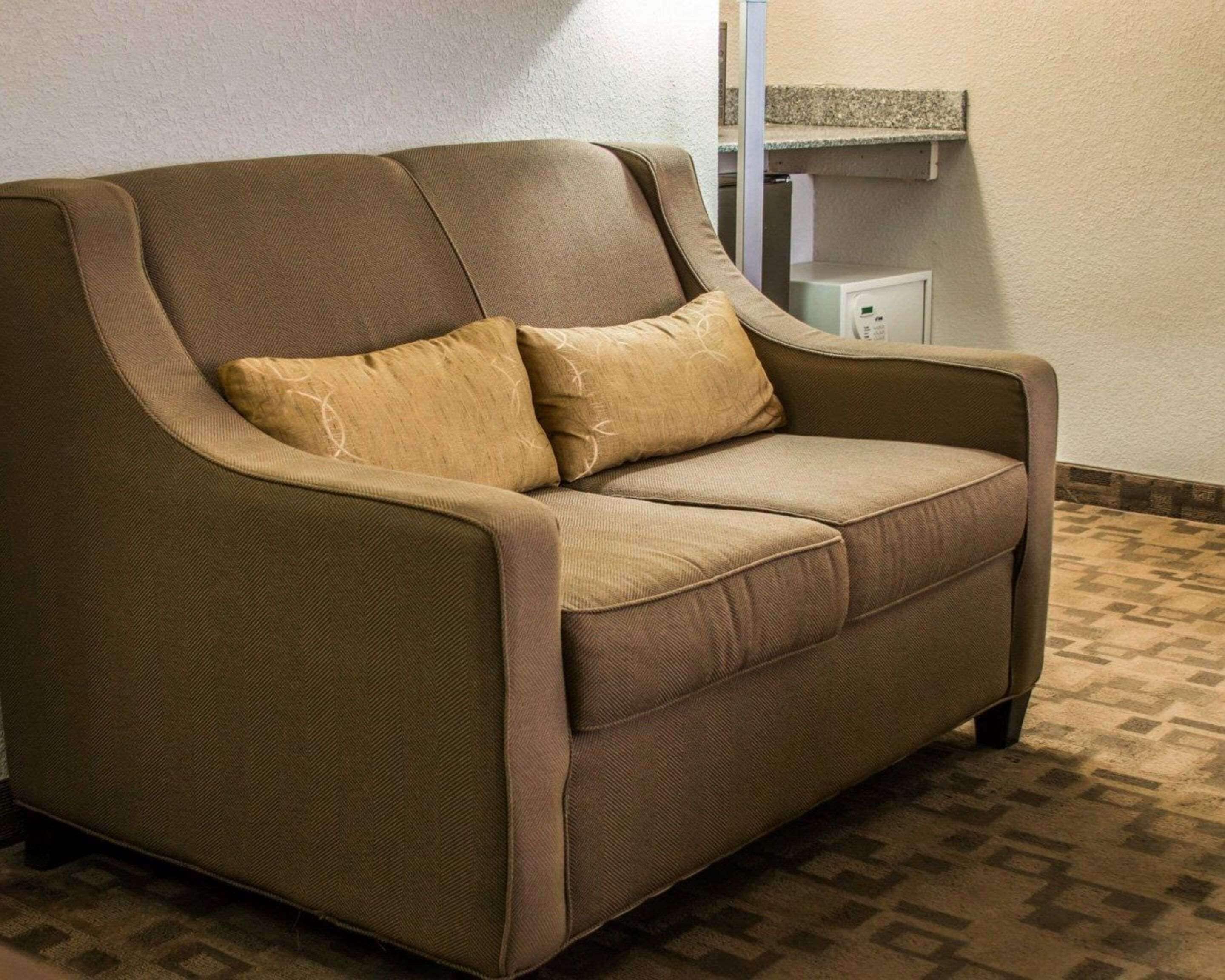 standard room, 1 king bed, non smoking, jetted tub | 1 bedroom, in-room safe, desk, iron/ironing board