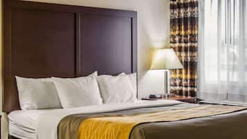 Habitación estándar, 1 cama de matrimonio grande, no fumadores, bañera de hidromasaje | 1 dormitorio, caja fuerte, escritorio y tabla de planchar con plancha