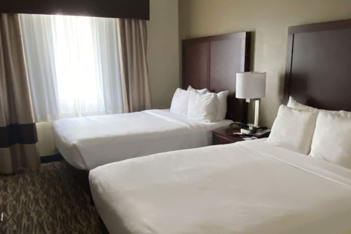 Ropa de cama de alta calidad, camas con pillow-top y escritorio