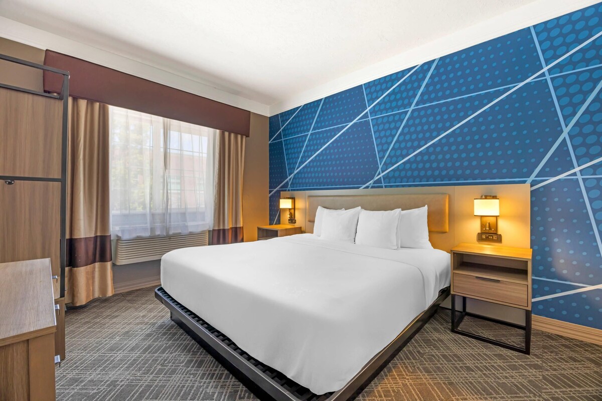 Premium bedding, pillowtop beds, desk, laptop workspace
