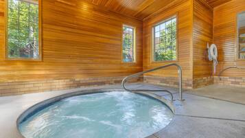 Hồ bơi trong nhà, mở cửa từ 5:00 đến nửa đêm, ghế dài tắm nắng