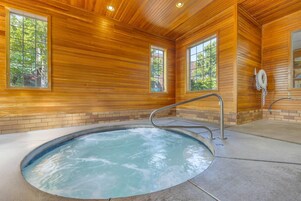 Una piscina techada, sillones reclinables de piscina