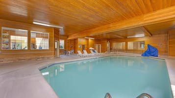 Una piscina techada, sillones reclinables de piscina