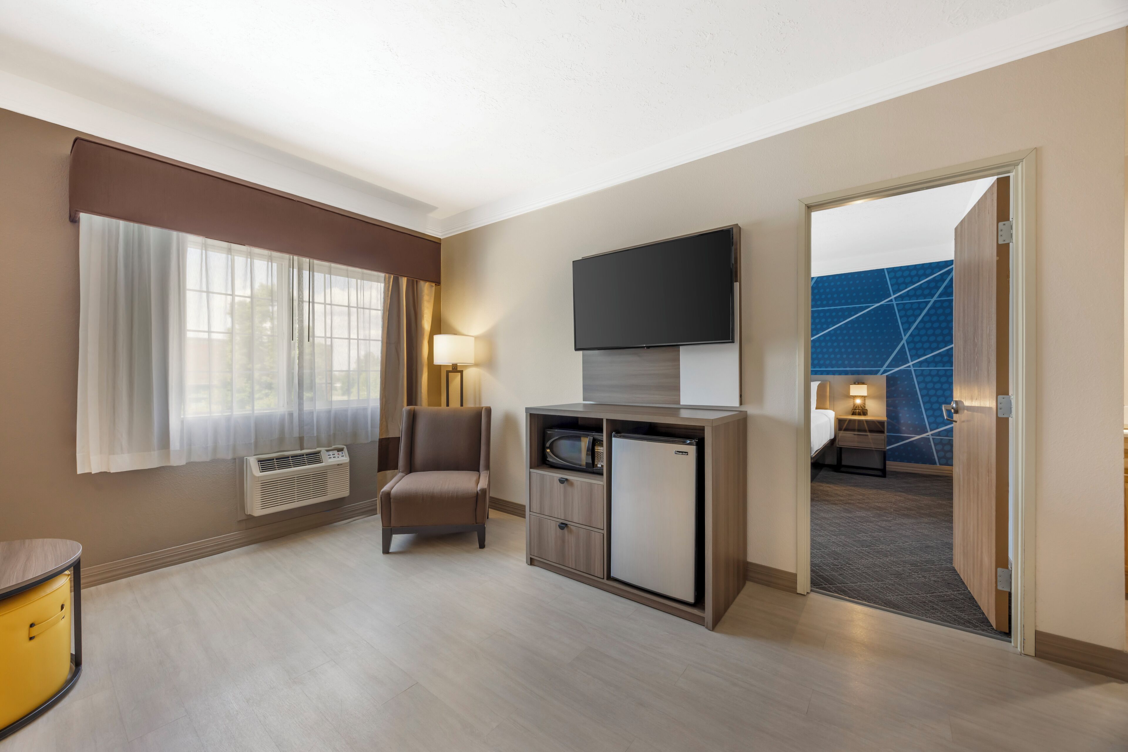 Ropa de cama de alta calidad, camas con pillow-top y escritorio 