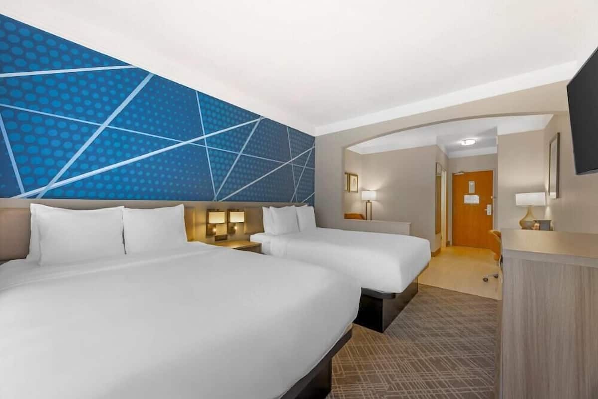 Ropa de cama de alta calidad, camas con pillow-top y escritorio