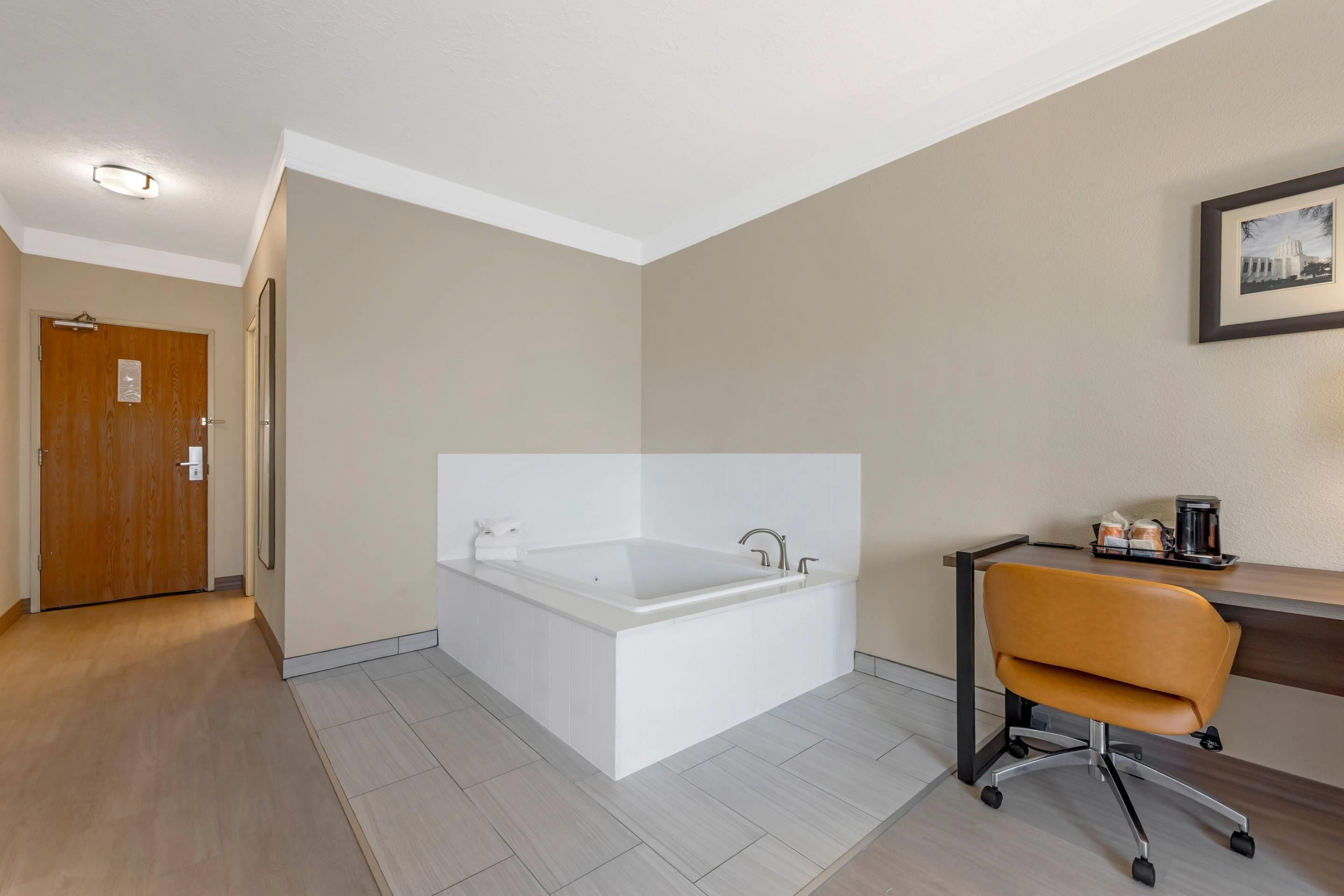 deluxe suite, 1 king bed, non smoking (upgrade) | 1 bedroom, premium bedding, pillow-top beds, desk