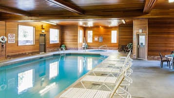 Indendørs pool, åben fra kl. 05.00 til kl. 00.00, liggestole