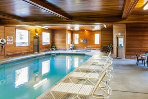 Una piscina techada, sillones reclinables de piscina