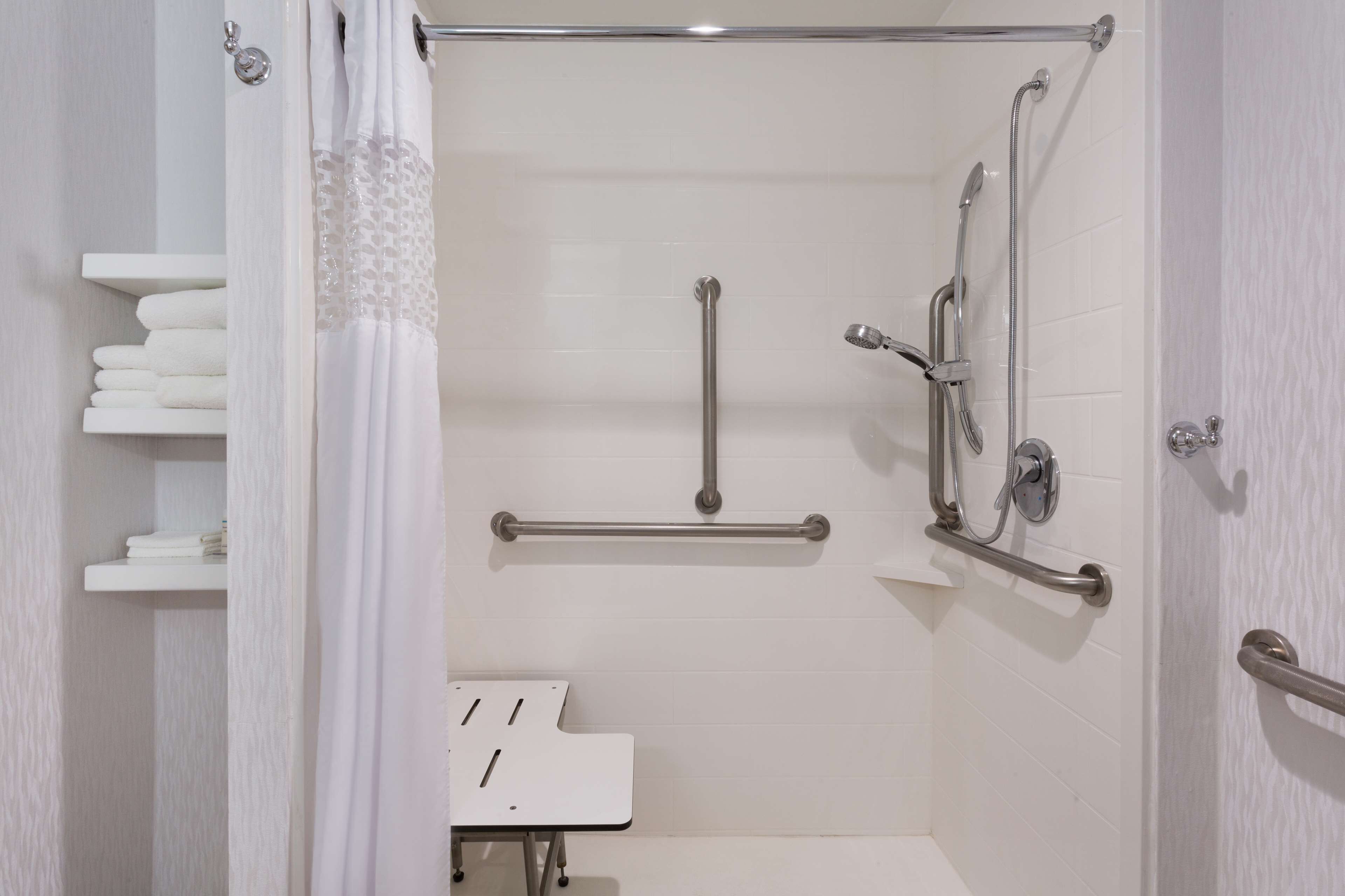 room, 1 king bed, accessible, non smoking (roll in shower/hearing accessible) | bathroom shower