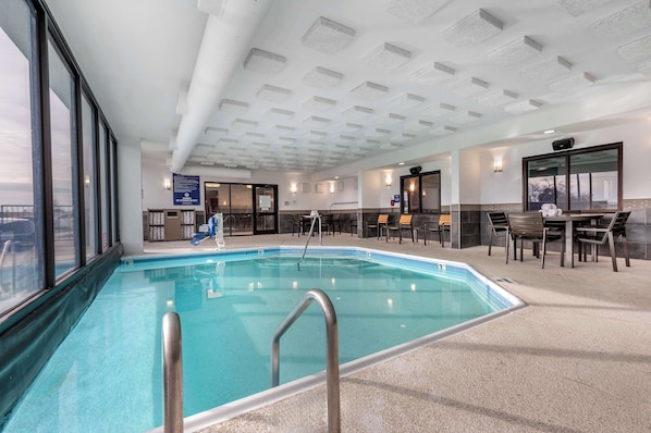 Una piscina cubierta, una piscina al aire libre