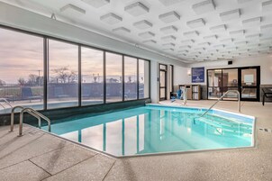 Una piscina techada, una piscina al aire libre