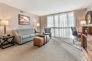 Escritorio, espacio para trabajar con laptop y cortinas blackout 