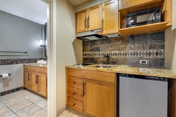 Shower, free toiletries, towels at Hilton Vacation Club Lake Tahoe Resort South