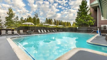 Piscina interna, piscina externa, espreguiçadeiras