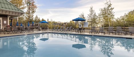 Una piscina techada, una piscina al aire libre