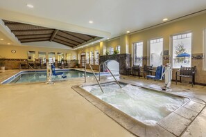 Una piscina cubierta, una piscina al aire libre, tumbonas