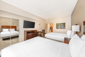 Ropa de cama de alta calidad y caja de seguridad en la habitación 