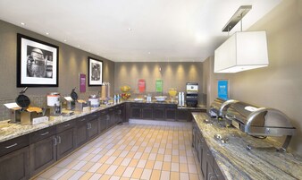 Café da manhã com buffet grátis todos os dias
