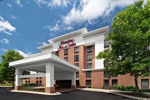 A Hampton Inn & Suites building with a covered entrance, brick exterior, and a clear blue sky. - Hampton Inn & Suites Annapolis (Annapolis)