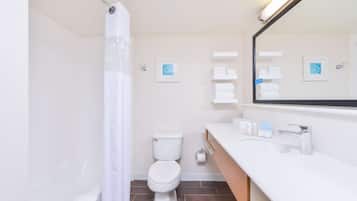 Combined shower/tub, free toiletries, towels