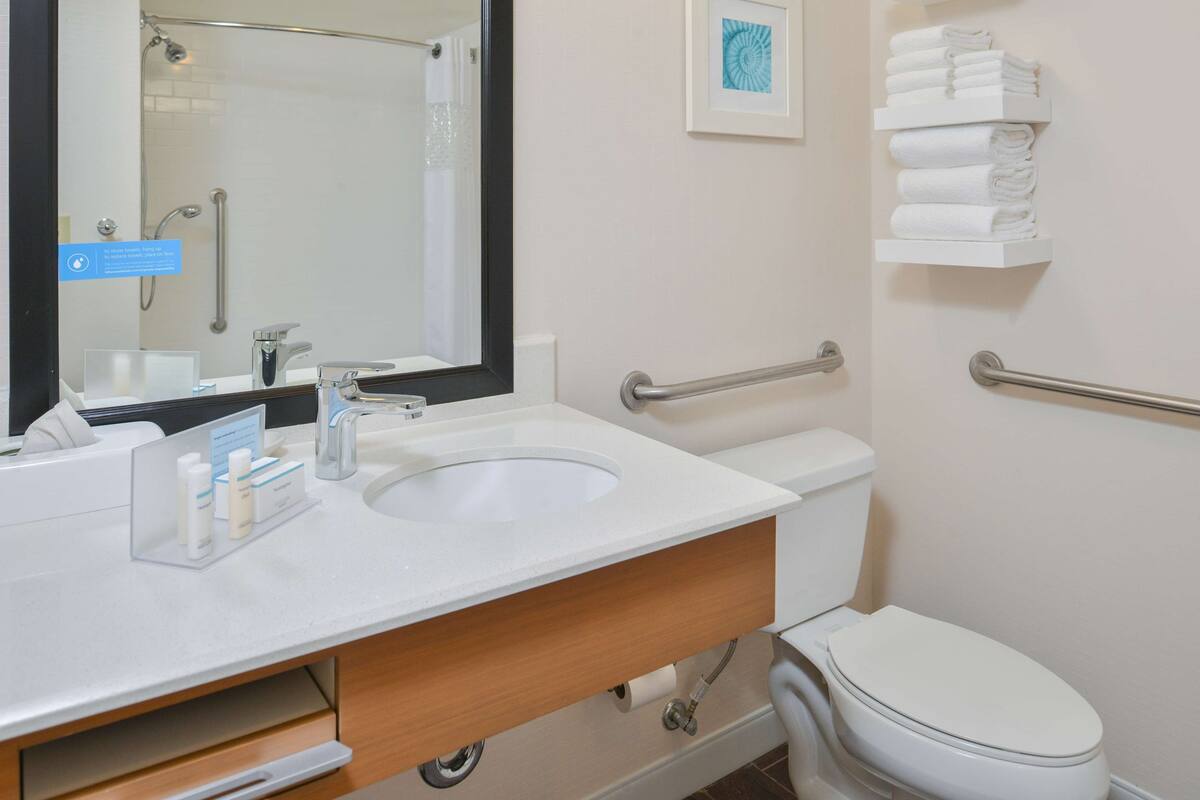 combined shower/bathtub, free toiletries, towels