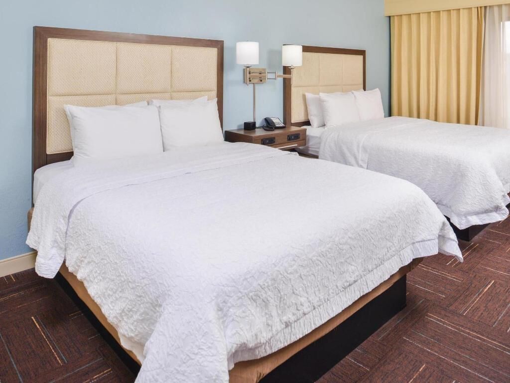 Sengetøy av topp kvalitet, skrivebord og strykejern/-brett