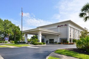Welcome to Hampton Inn, set amidst beautifully manicured grounds.