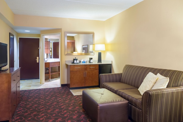 Standard Room, 1 Queen Bed, Non Smoking, Refrigerator & Microwave | Premium bedding, in-room safe, desk, iron/ironing board